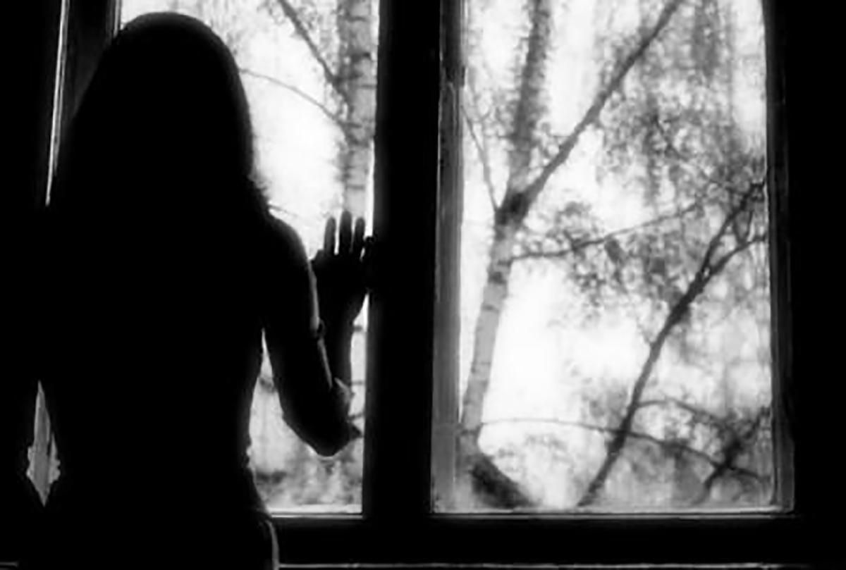 На Дніпропетровщині 17-річна дівчина випала з балкона дев'ятого поверху