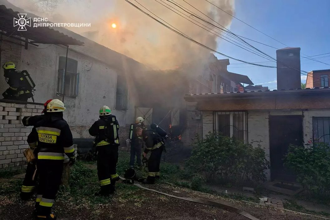 Надзвичайники Дніпра врятували 2 людей із палаючого будинку - рис. 1
