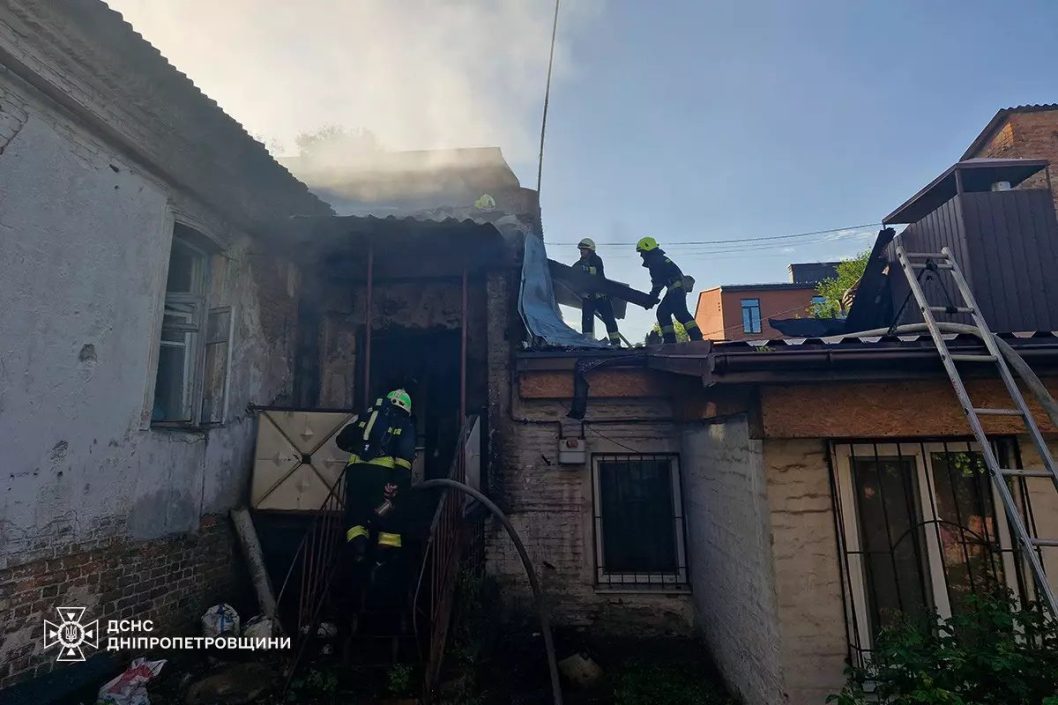 Сотрудники ГСЧС Днепра спасли 2 человек из горящего дома - рис. 2