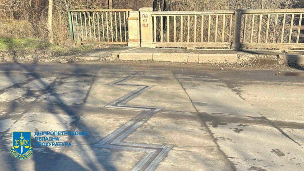 На Днепропетровщине чиновники горсовета разворовали средства на ремонте моста - рис. 1