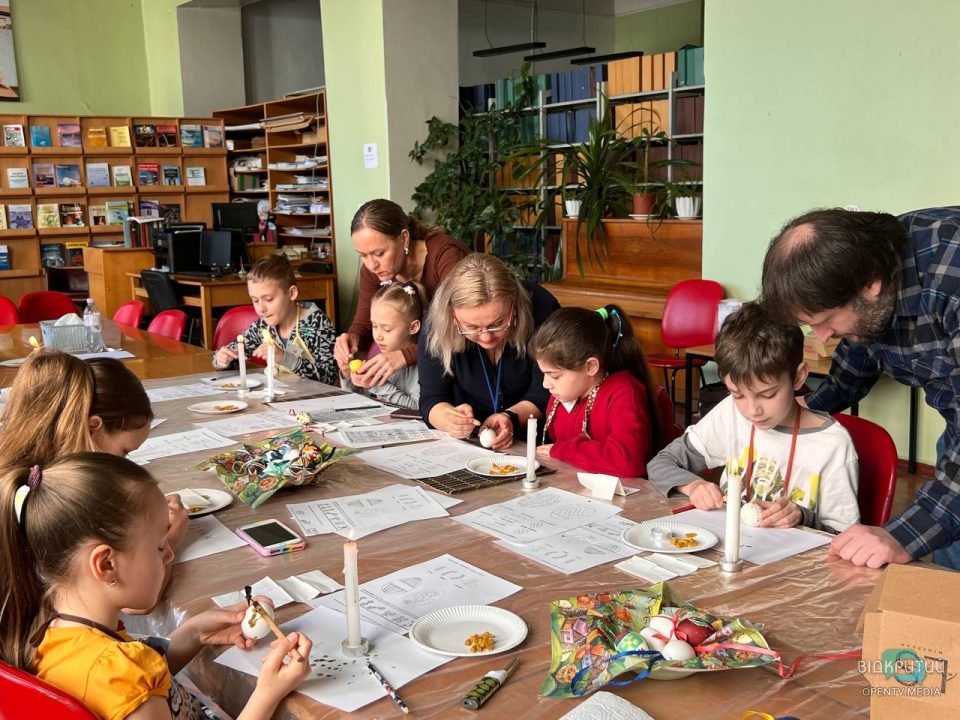 У Дніпрі до Великодня для дітей провели майстерклас з писанкарства