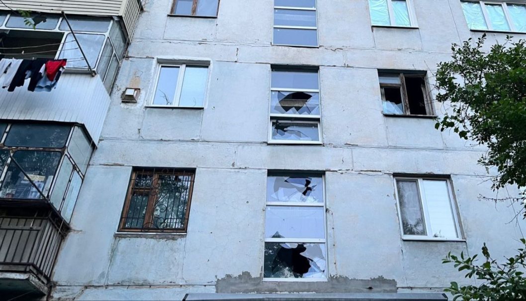 Окупанти тричі обстріляли Нікопольщину: постраждала 82-річна жінка - рис. 4