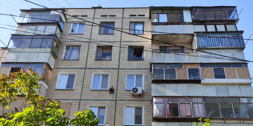 Пошкоджені багатоповерхівки, гімназія, склад та ЛЕП: протягом дня окупанти 17 разів били по Дніпропетровщині