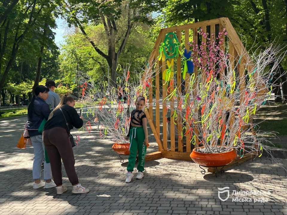 У чотирьох парках Дніпра на Великдень облаштували тематичні фотозони   - рис. 3