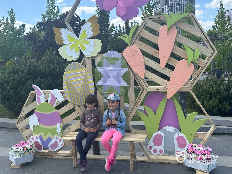У чотирьох парках Дніпра на Великдень облаштували тематичні фотозони   - рис. 2