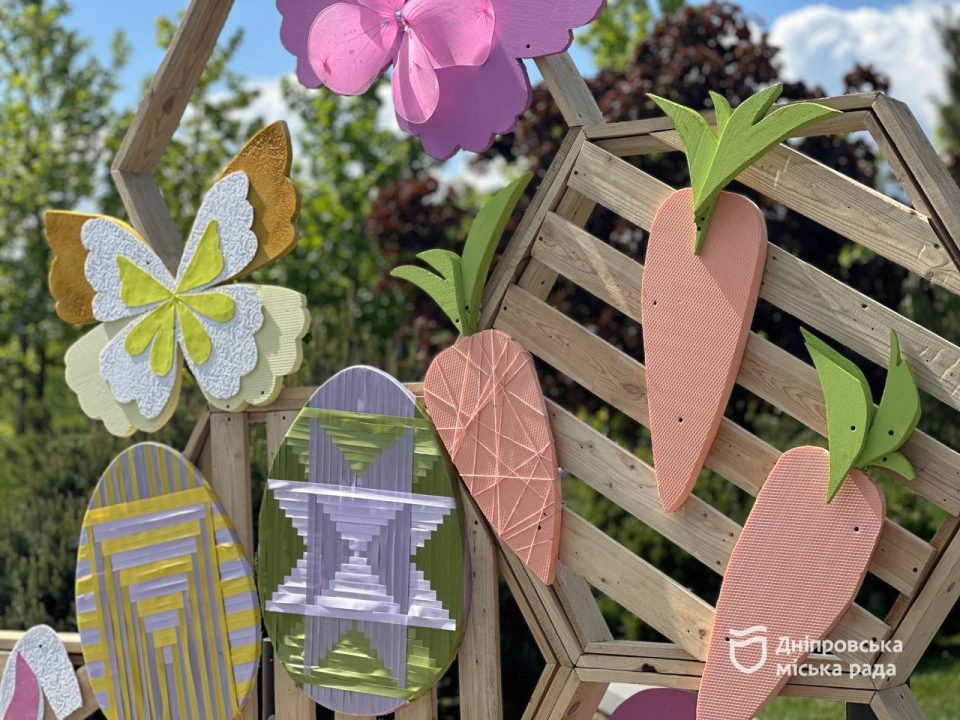 У чотирьох парках Дніпра на Великдень облаштували тематичні фотозони   - рис. 8