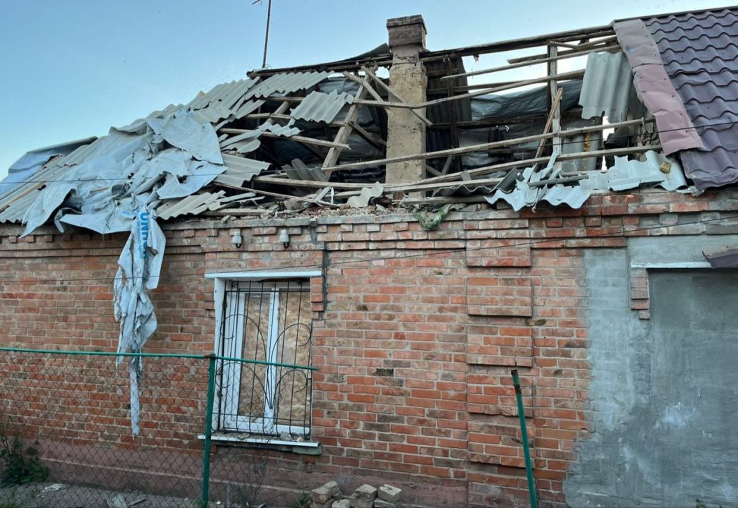 Оккупанты атаковали Никопольщину беспилотниками и "Градами": повреждены жилые дома - рис. 1