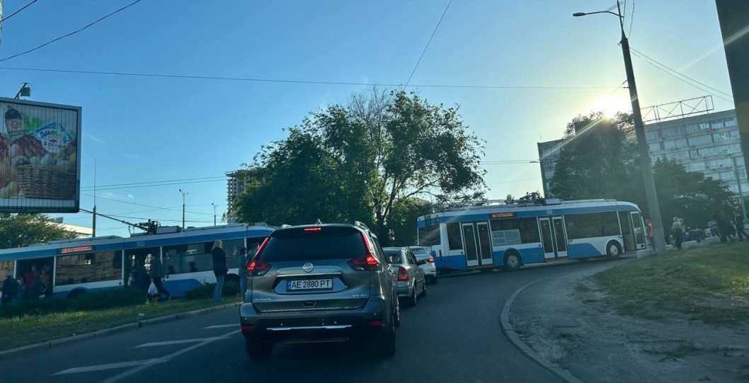 У Дніпрі на Центральному мосту зіштовхнулися 8 авто: рух ускладнено - рис. 1