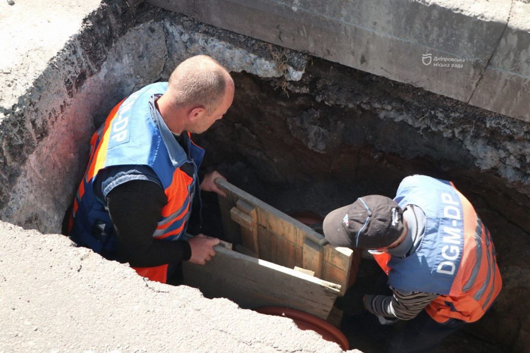 У Дніпрі очищують зливову каналізацію: де кипить робота - рис. 1