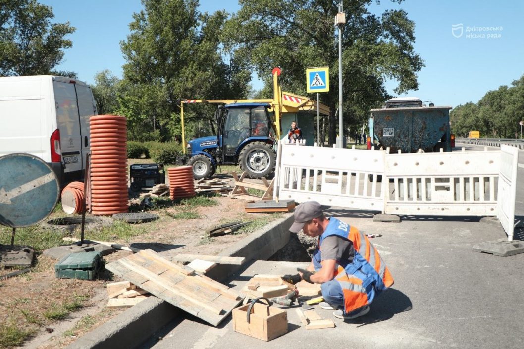 У Дніпрі очищують зливову каналізацію: де кипить робота - рис. 2