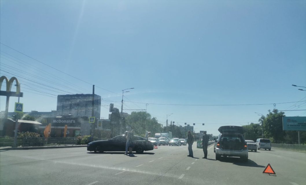 У Дніпрі ускладнено рух через аварію на перехресті вулиць Набережно Заводській та Кондратюка