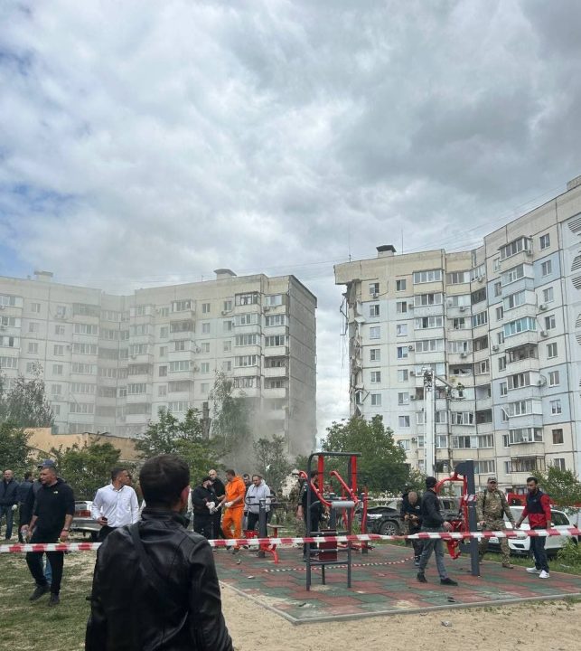 У Білгороді після роботи російської ППО обвалився житловий будинок: є жертви - рис. 1