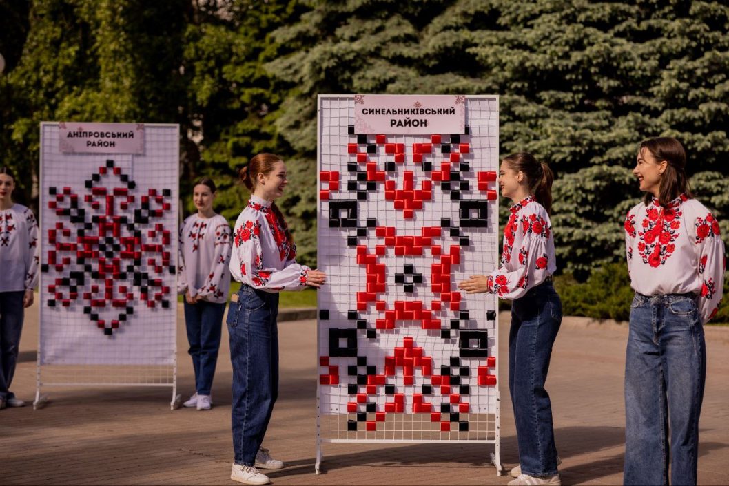 На Монастирському острові на пам‘ятник Шевченка одягли патріотичний жупан