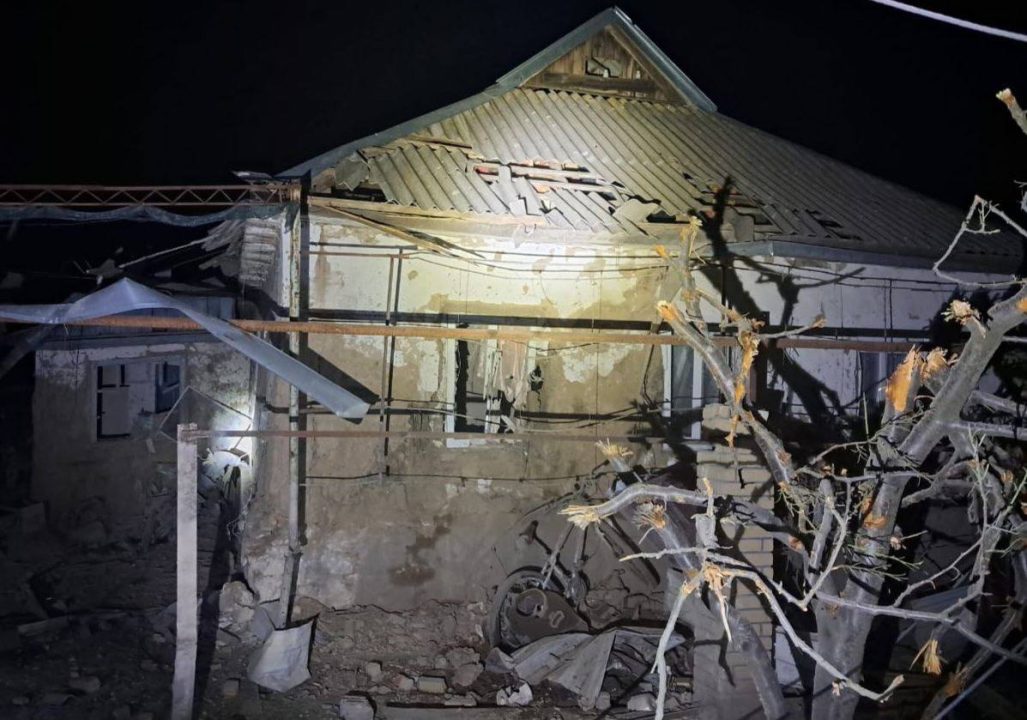 Российские оккупанты ночью атаковали Никопольщину: повреждены дома, линии ЛЭП и газопровод - рис. 1