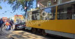 В Днепре произошло ДТП с участием трамвая и легковушки: движение затруднено - рис. 1