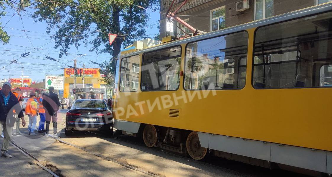 В Днепре произошло ДТП с участием трамвая и легковушки: движение затруднено - рис. 3