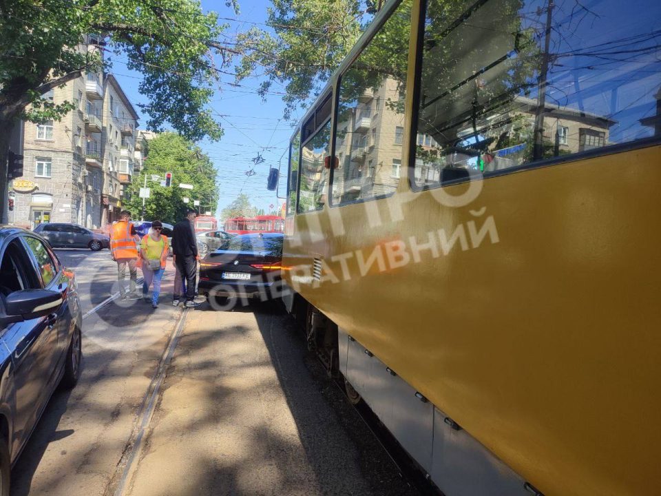 В Днепре произошло ДТП с участием трамвая и легковушки: движение затруднено - рис. 1