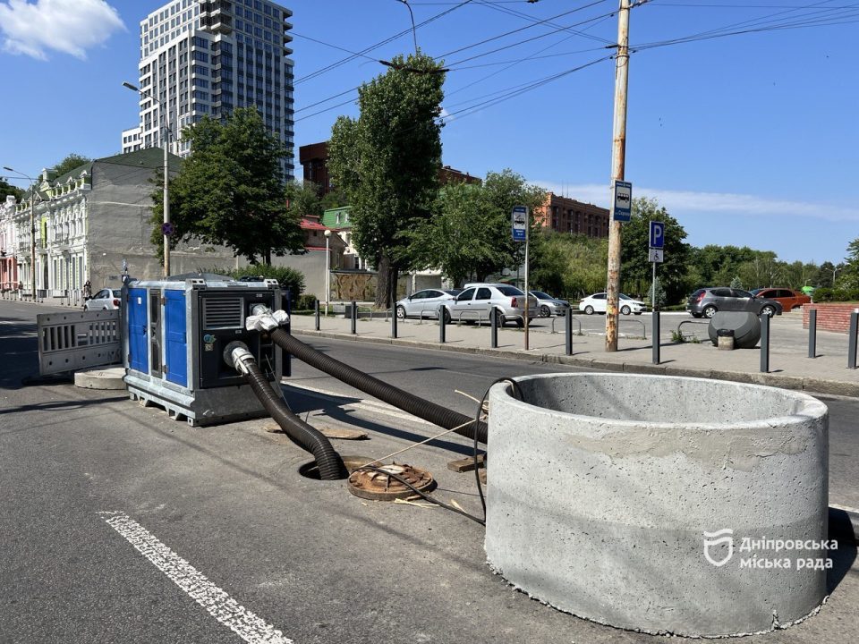 У Дніпрі на вулиці Фабра ремонтують каналізаційну систему - рис. 1