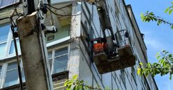 В Днепре ремонтируют фасад дома ОСМД, пострадавшего от российского обстрела - рис. 7