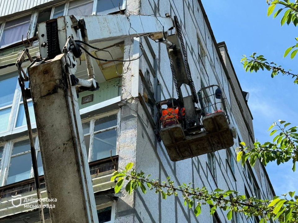 У Дніпрі ремонтують фасад будинку ОСББ, який постраждав від російського обстрілу - рис. 3
