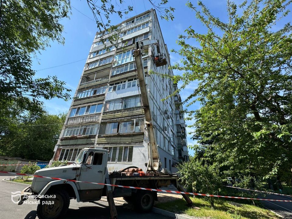 В Днепре ремонтируют фасад дома ОСМД, пострадавшего от российского обстрела - рис. 2