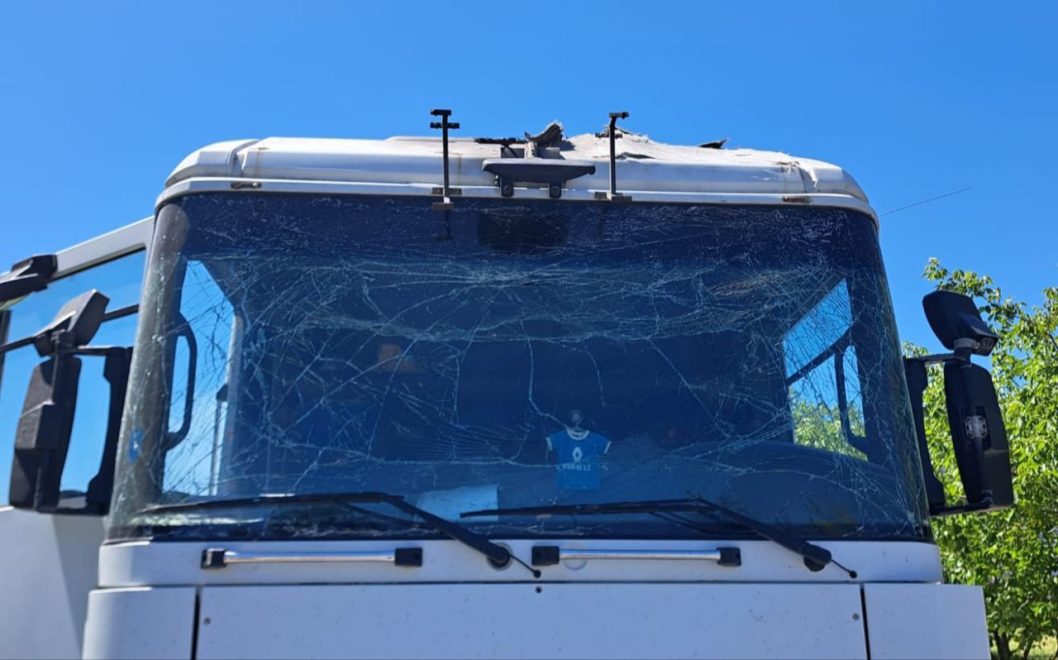 Окупанти вдарили дронами-камікадзе по цивільних автівках у Нікополі: постраждали двоє людей - рис. 1