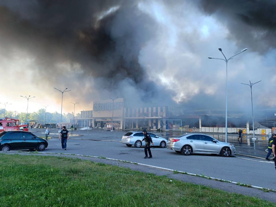 Могли перебувати понад 200 людей: російські терористи завдали авіаудару по будівельному гіпермаркету у Харкові - рис. 1