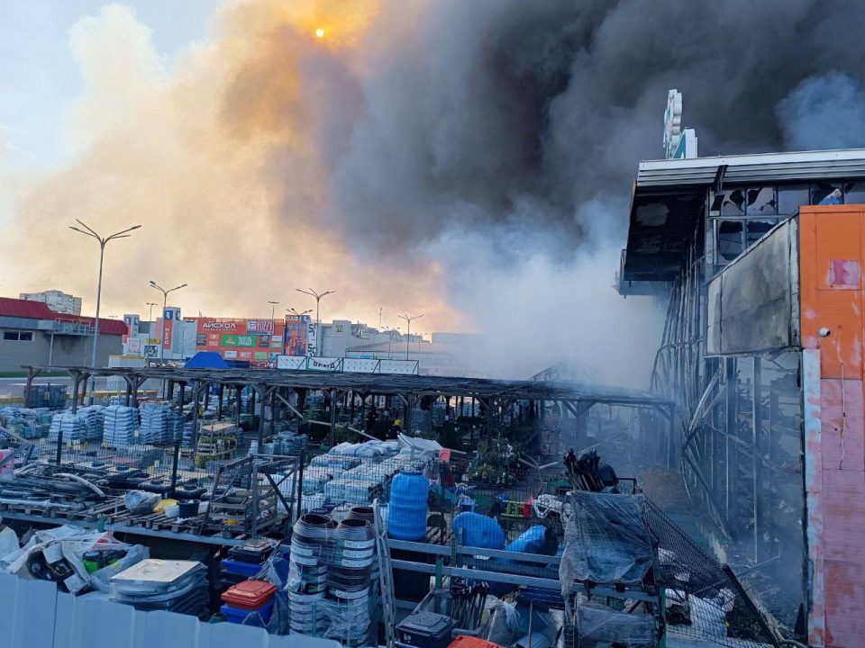 Могли перебувати понад 200 людей: російські терористи завдали авіаудару по будівельному гіпермаркету у Харкові - рис. 3