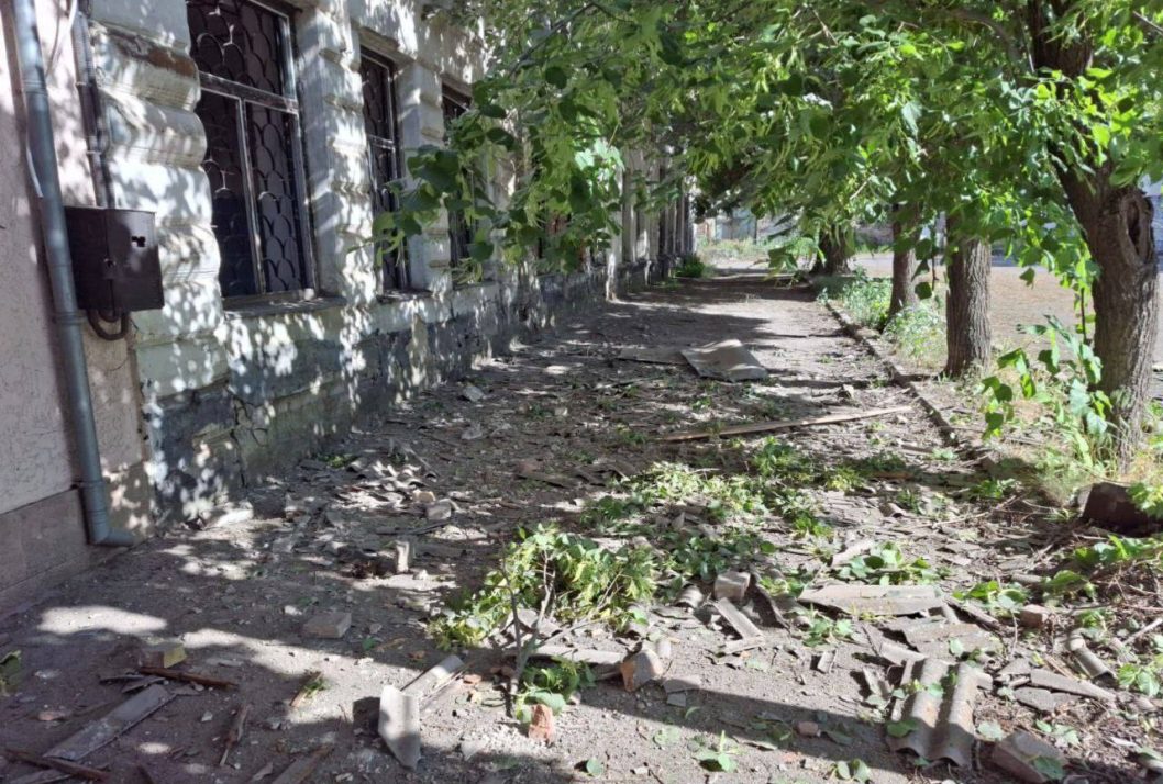 Трое пострадавших и масштабные разрушения: последствия обстрелов Никопольщины - рис. 5