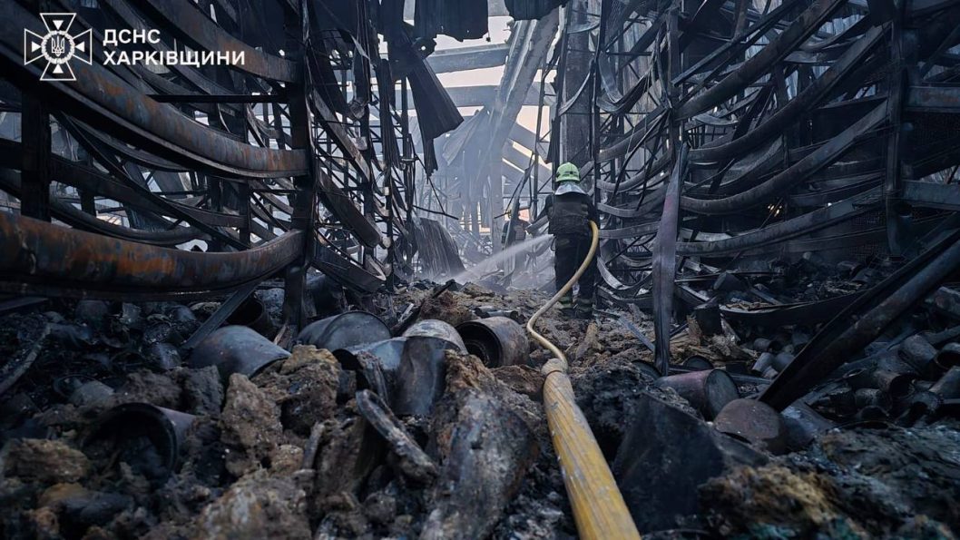 В Харькове в результате авиаудара по строительному гипермаркету погибли 12 человек, еще 16 - без вести пропали - рис. 1
