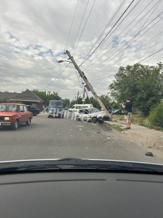 Аварія на вулиці Вітчизняній у Дніпрі: внаслідок зіткнення автівка влетіла в стовп