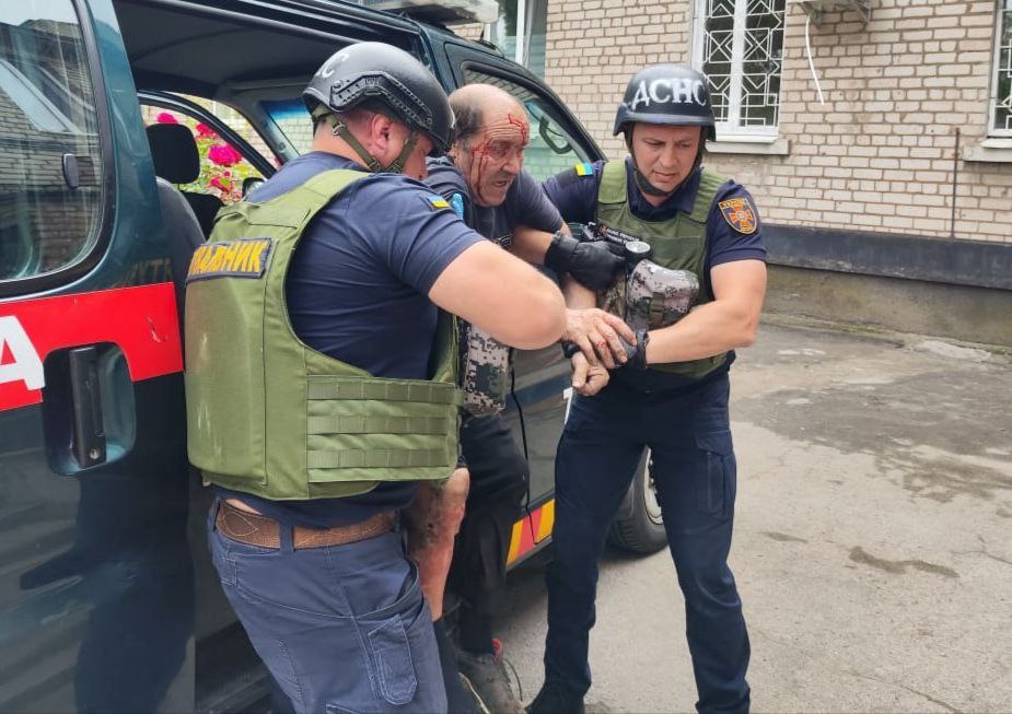 Росіяни обстріляли Нікополь із важкої артилерії: поранень зазнали двоє чоловіків