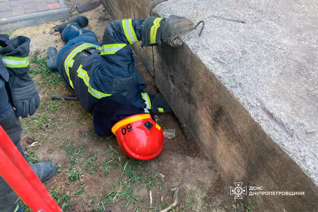 На Дніпропетровщині врятували крихітне цуценя, яке застрягло під плитами - рис. 2