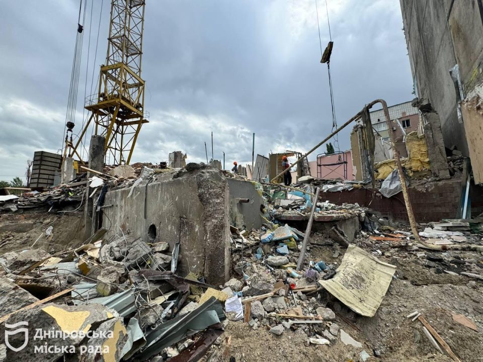 90 % зроблено: у Дніпрі завершують демонтаж секцій будинку, в який влучила ракета - рис. 2