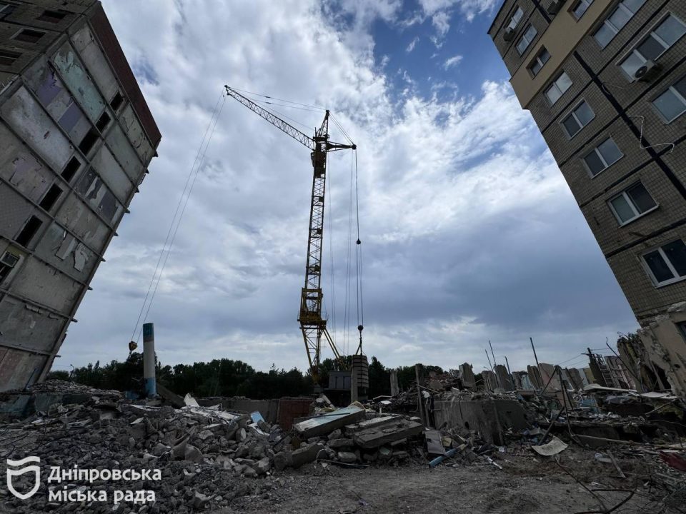 90 % зроблено: у Дніпрі завершують демонтаж секцій будинку, в який влучила ракета - рис. 4