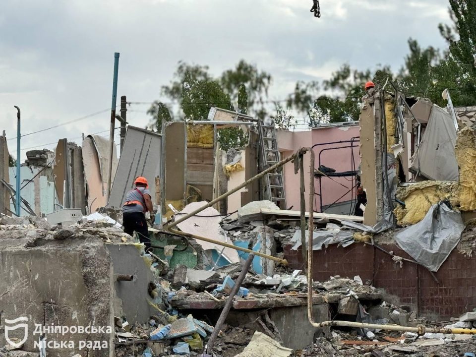 90 % зроблено: у Дніпрі завершують демонтаж секцій будинку, в який влучила ракета - рис. 1