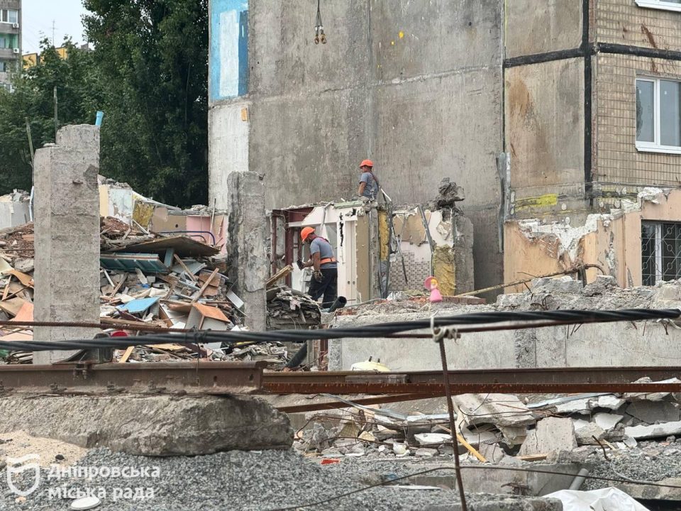 90 % зроблено: у Дніпрі завершують демонтаж секцій будинку, в який влучила ракета - рис. 3