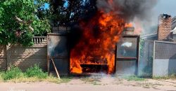 На Дніпропетровщині в гаражі з невідомих причин вщент згорів легковик «ВАЗ» - рис. 3