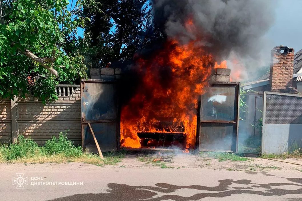 На Дніпропетровщині в гаражі з невідомих причин вщент згорів легковик «ВАЗ» - рис. 1