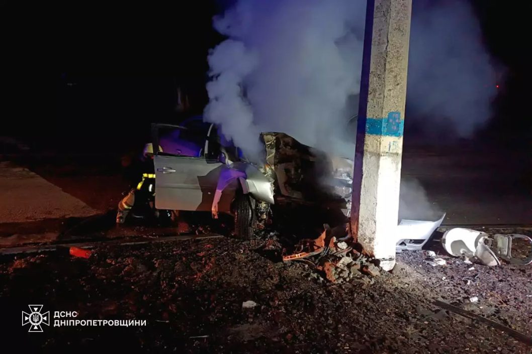 У Кам'янському Opel в'їхав у стовп та загорівся: постраждали троє людей, серед них — дитина  - рис. 2