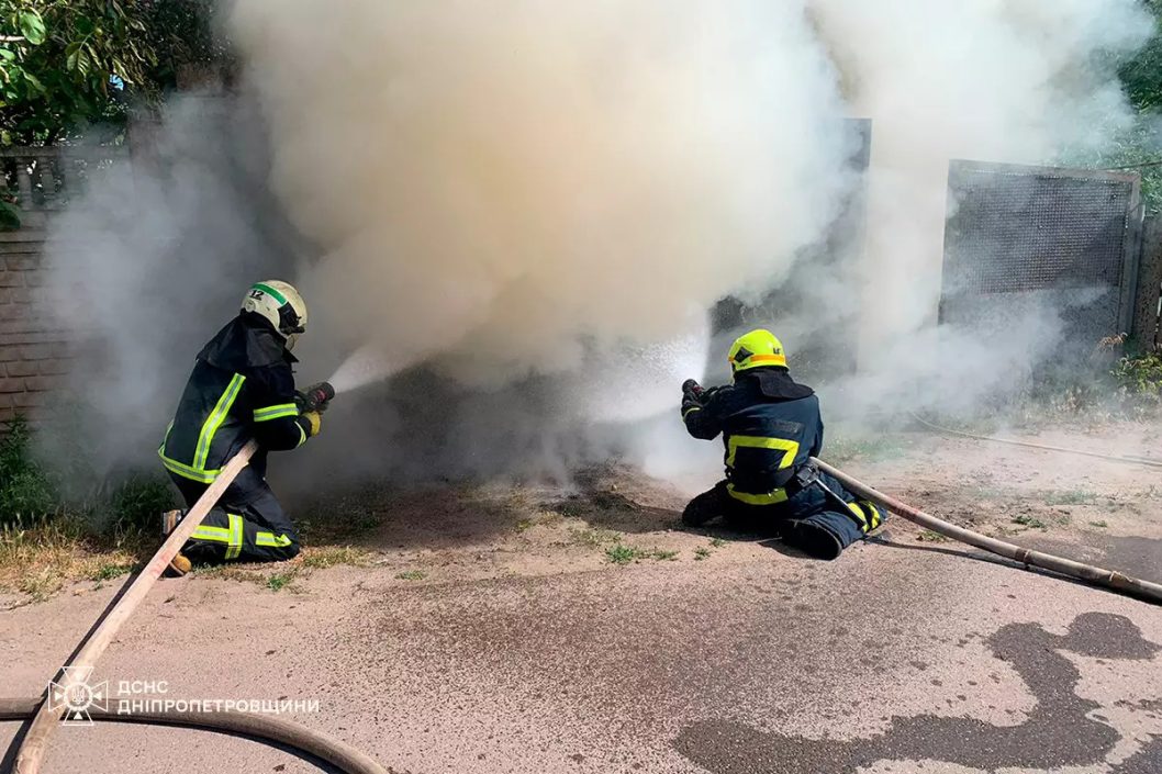 На Дніпропетровщині в гаражі з невідомих причин вщент згорів легковик «ВАЗ» - рис. 3