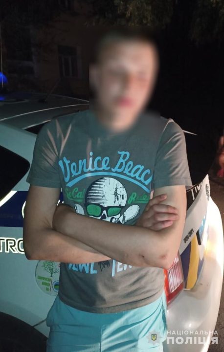 Вихопив з рук телефон та втік: у Дніпрі пограбували чоловіка - рис. 1