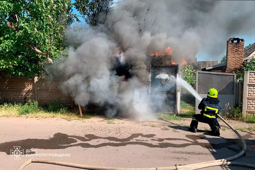 На Дніпропетровщині в гаражі з невідомих причин вщент згорів легковик «ВАЗ» - рис. 2