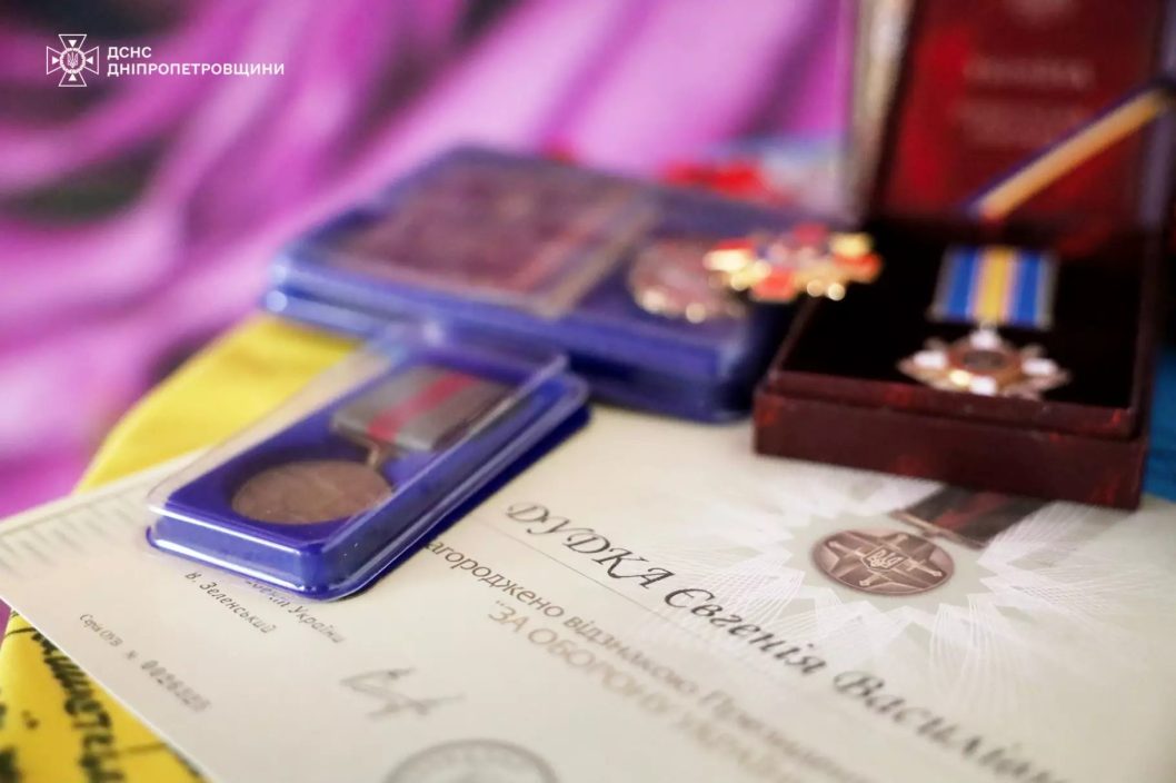 Пресофіцерку ДСНС Дніпропетровщини Євгенію Дудку посмертно нагородили відзнакою «За оборону України» - рис. 3