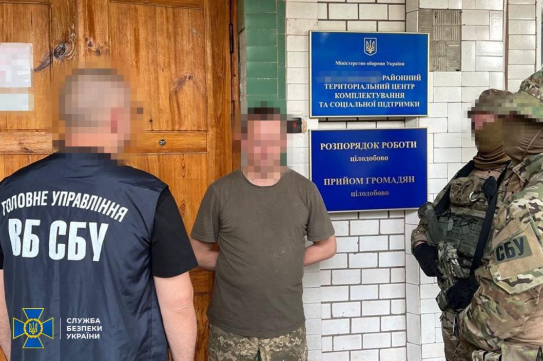 На Дніпропетровщині викрили очільника ТЦК, який продавав документи про "непридатність" до служби