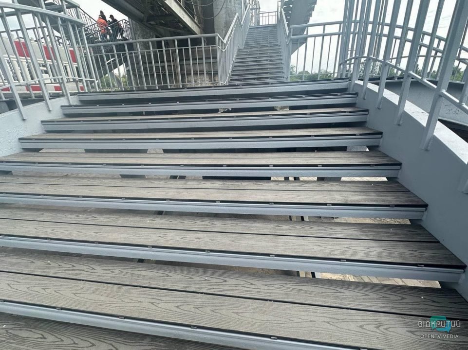У Дніпрі завершили ремонт аварійних сходів мосту на Монастирський острів