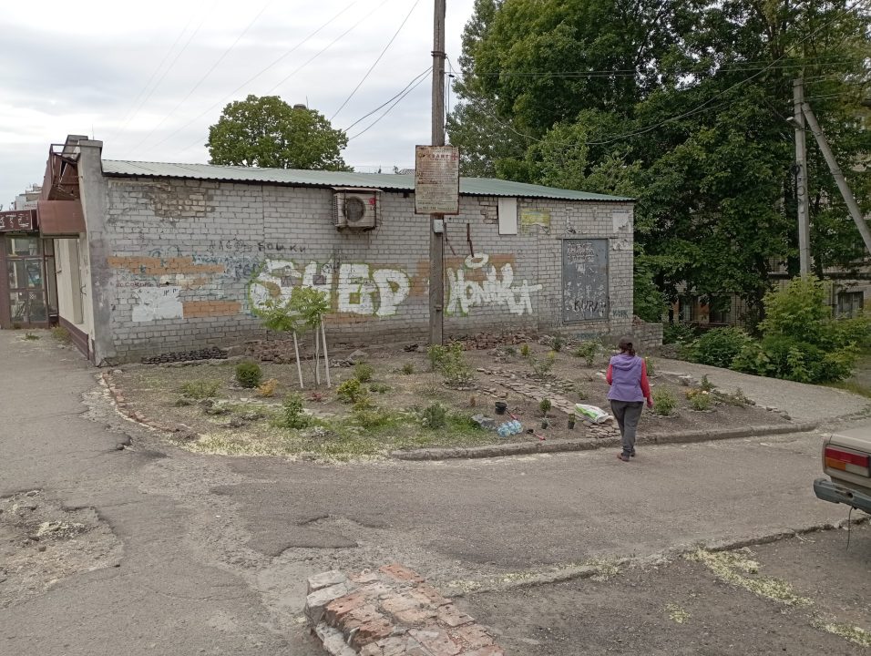 У Дніпрі жителька облаштувала квітник на місці демонтованого кіоску