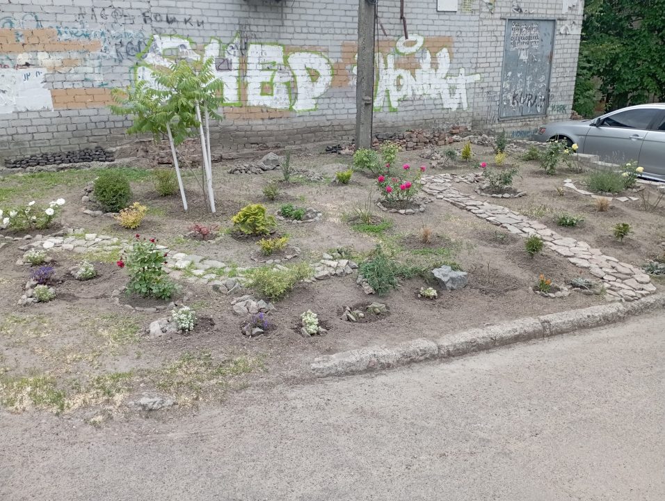У Дніпрі жителька облаштувала квітник на місці демонтованого кіоску