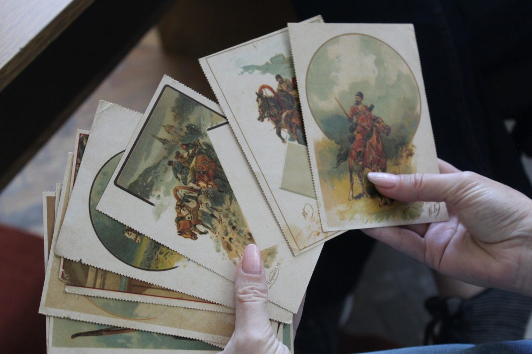 Історичний музей Дніпра поповнився унікальними документами, фото та предметами кераміки