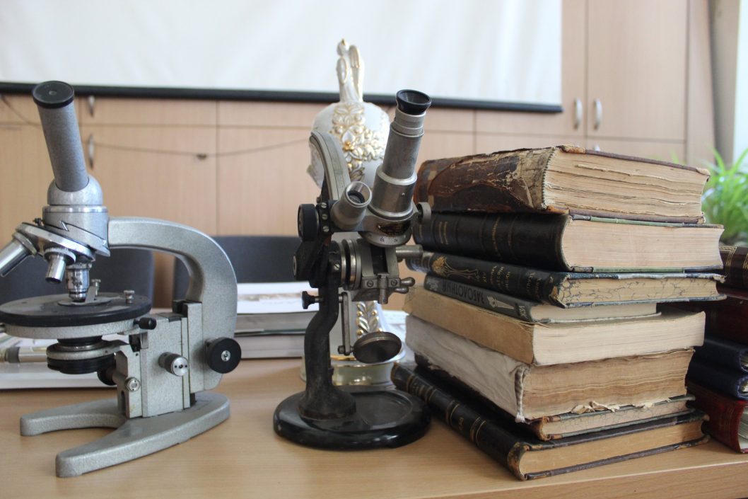 Історичний музей Дніпра поповнився унікальними документами, фото та предметами кераміки